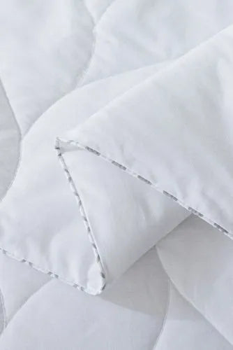 Waverly Antimicrobial Cotton White Duck Down and Feather Bed Blanket